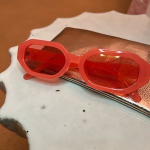 Pink sunglasses from Isabellas cabinet :)